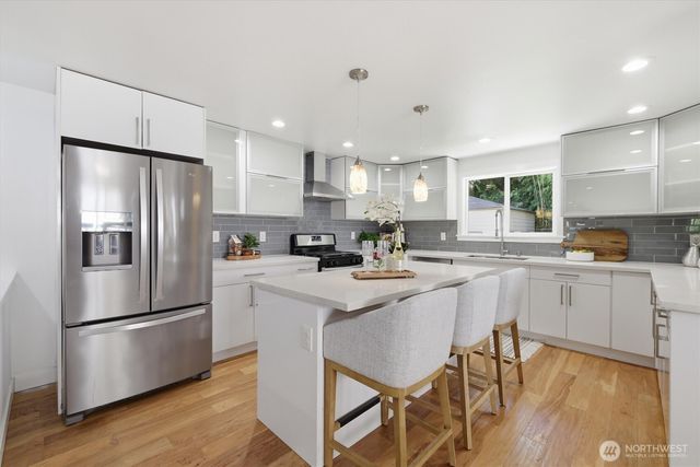 18823 SE 42nd Street, Issaquah, WA 98027