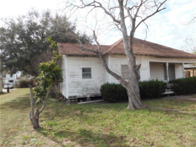 712 E 2nd St, Alice, TX 78332
