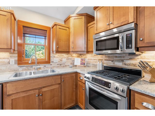 909 Nina Ln, Hood River, OR 97031