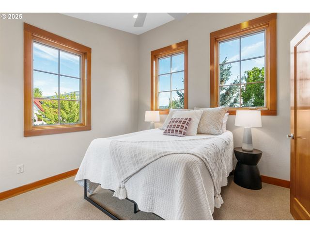 909 Nina Ln, Hood River, OR 97031