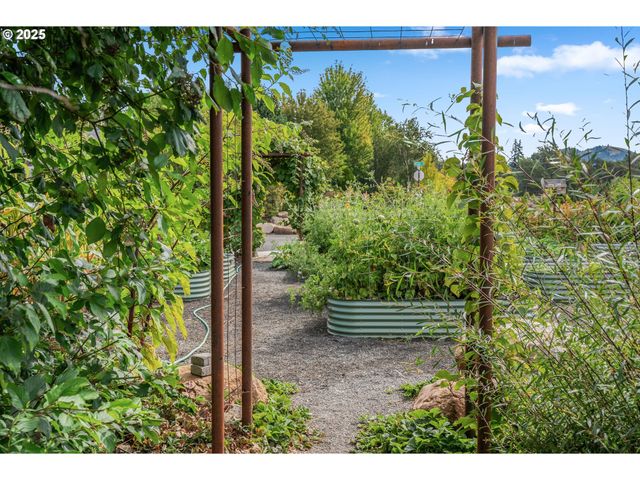 909 Nina Ln, Hood River, OR 97031