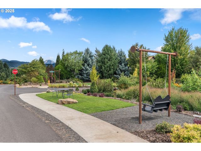 909 Nina Ln, Hood River, OR 97031