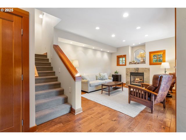 909 Nina Ln, Hood River, OR 97031