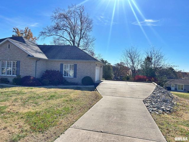 8 DOGWOOD Place, Harrisburg, IL 62946