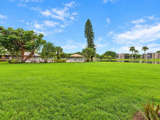 9440 Poinciana Place 106, Davie, FL 33324