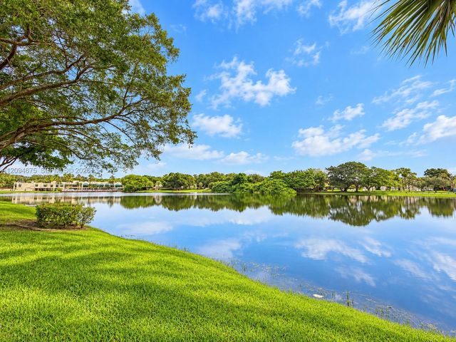 9440 Poinciana Place 106, Davie, FL 33324