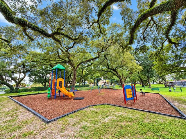 9440 Poinciana Place 106, Davie, FL 33324