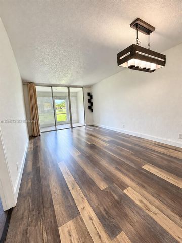 9440 Poinciana Place 106, Davie, FL 33324