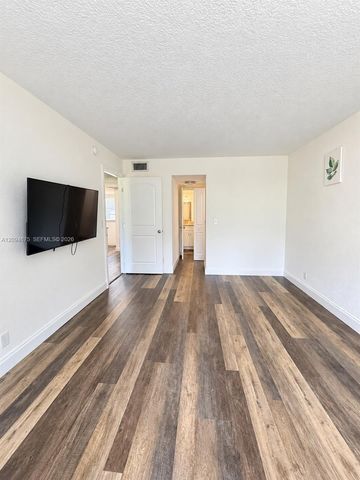 9440 Poinciana Place 106, Davie, FL 33324