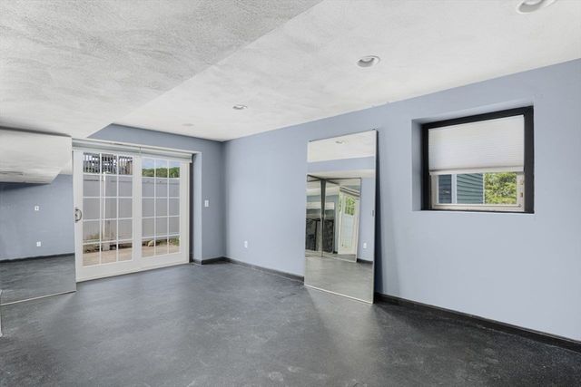 151 Mohawk Trl, Cranston, RI 02921
