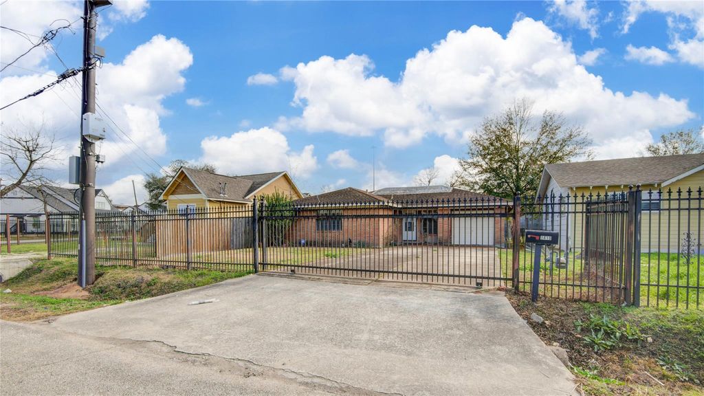 1410 Caplin Street, Houston, TX 77022