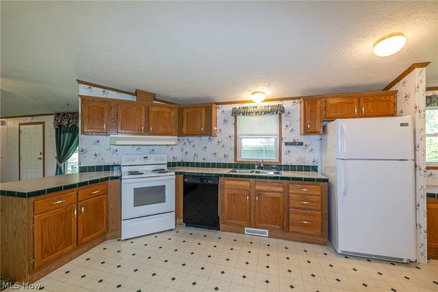 9 Overland Drive, Olmsted Twp, OH 44138