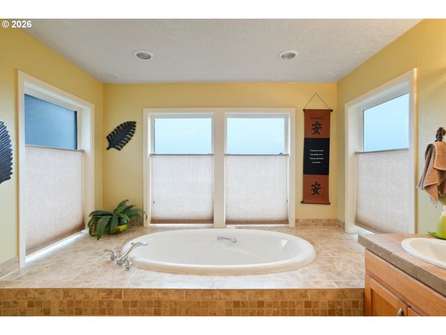 1654 PELICAN Ct, Salem, OR 97304