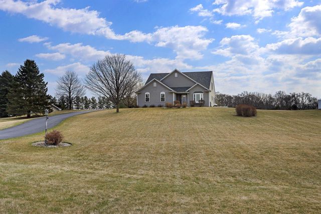 W5071 W Clearwater LANE, Elkhorn, WI 53121