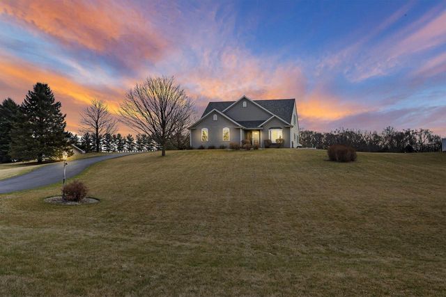 W5071 W Clearwater LANE, Elkhorn, WI 53121