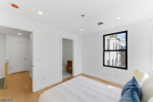 113 Oak St, Jersey City, NJ 07304