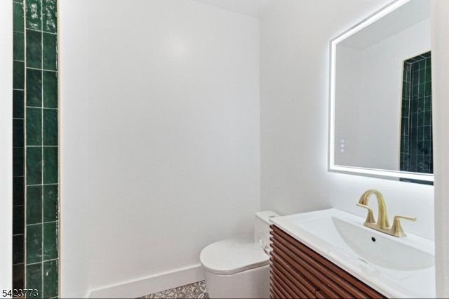 113 Oak St, Jersey City, NJ 07304