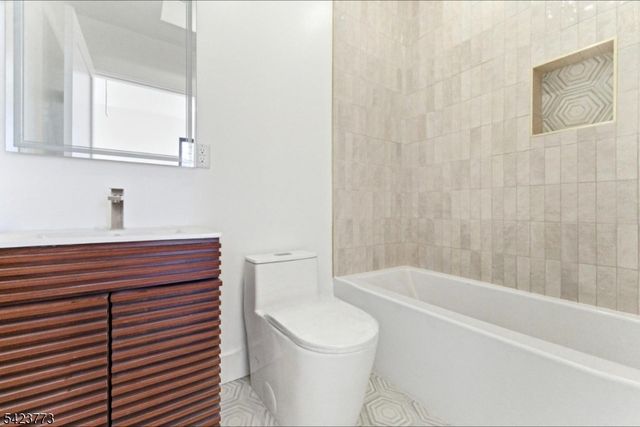 113 Oak St, Jersey City, NJ 07304