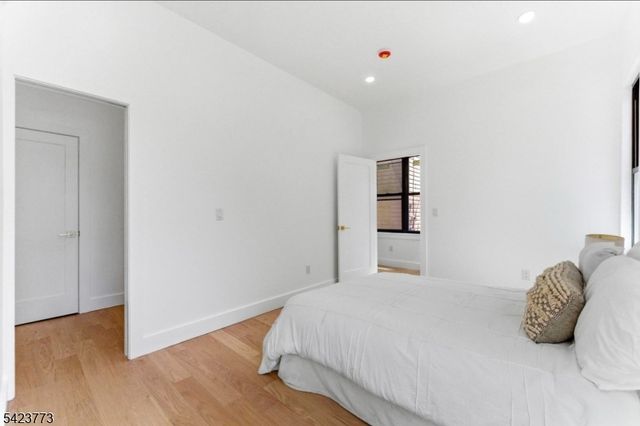 113 Oak St, Jersey City, NJ 07304