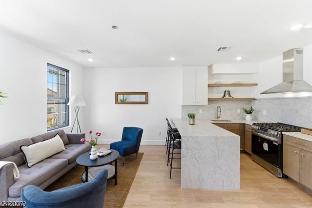 113 Oak St, Jersey City, NJ 07304