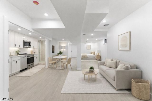 113 Oak St, Jersey City, NJ 07304