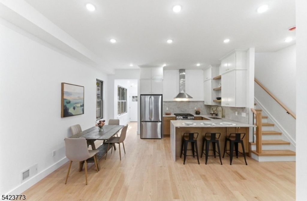 113 Oak St, Jersey City, NJ 07304