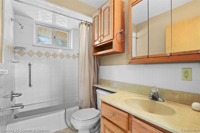 15435 Bainbridge Street, Livonia, MI 48154