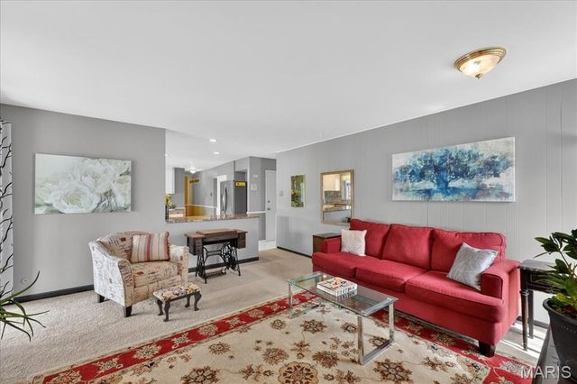 2 Silveroak Court, Manchester, MO 63021