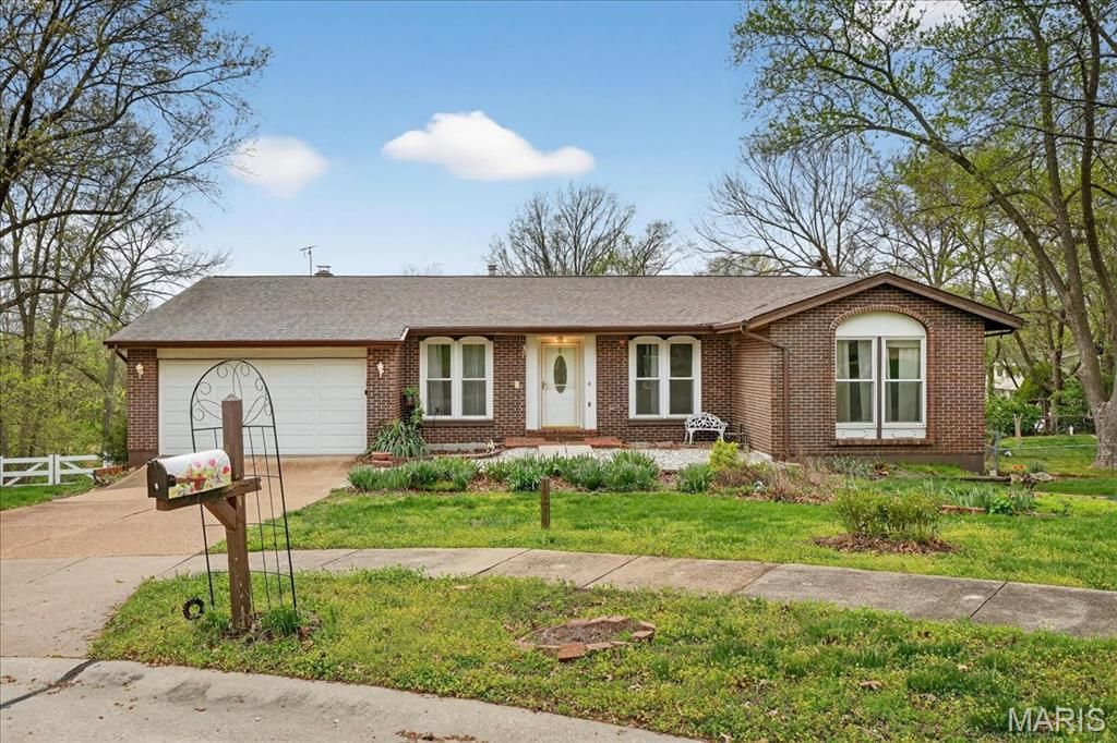 2 Silveroak Court, Manchester, MO 63021