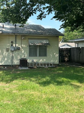 829 Yale Street, River Oaks, TX 76114
