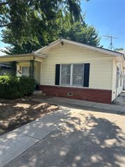 829 Yale Street, River Oaks, TX 76114