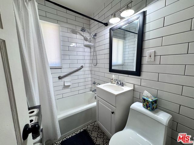 2177 W 27th Street 2177, Los Angeles, CA 90018