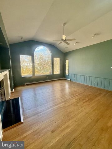 1362 WOODSIDE DR, Mclean, VA 22102