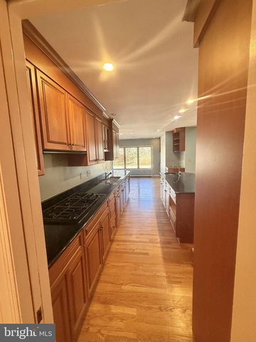 1362 WOODSIDE DR, Mclean, VA 22102