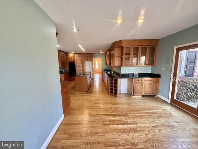 1362 WOODSIDE DR, Mclean, VA 22102