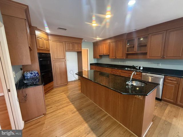 1362 WOODSIDE DR, Mclean, VA 22102