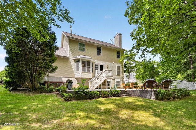 8 Donswood Court, Clifton Park, NY 12065