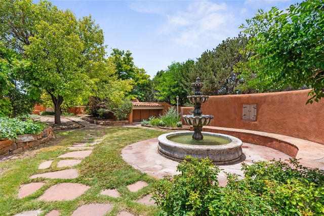 61 Calle San Martin, Santa Fe, NM 87506