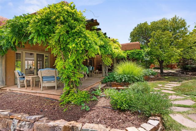 61 Calle San Martin, Santa Fe, NM 87506