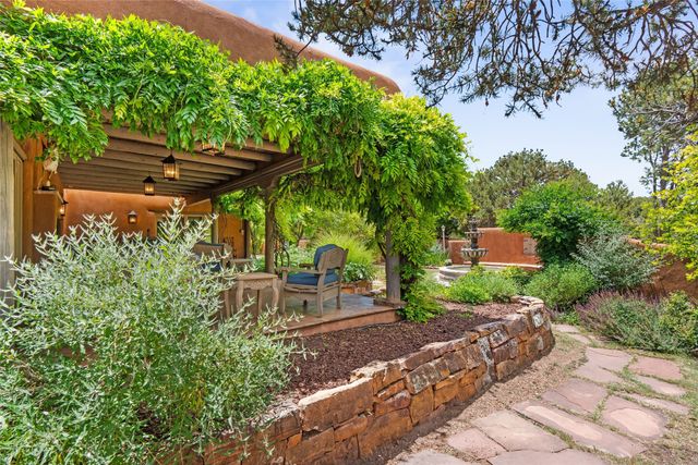 61 Calle San Martin, Santa Fe, NM 87506