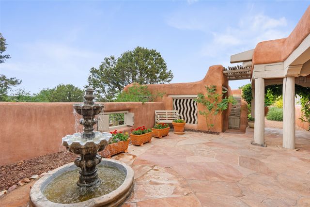 61 Calle San Martin, Santa Fe, NM 87506