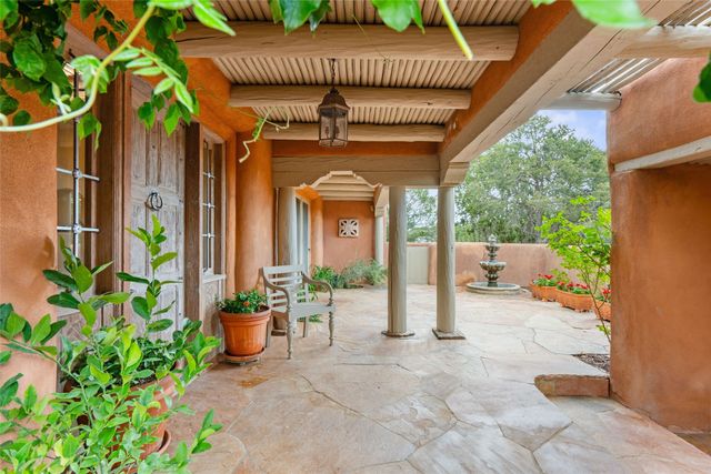 61 Calle San Martin, Santa Fe, NM 87506