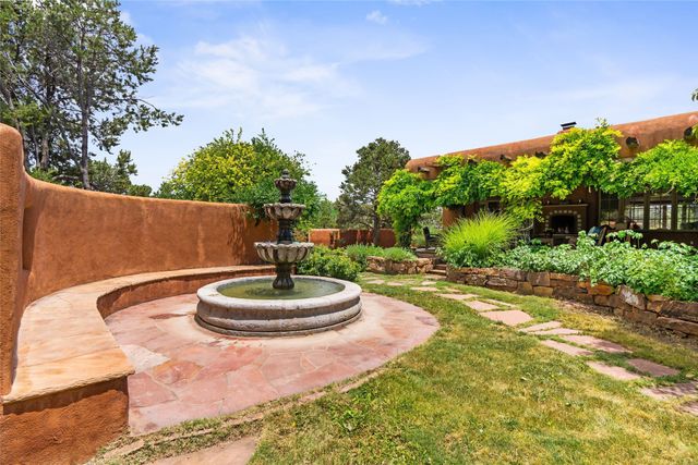 61 Calle San Martin, Santa Fe, NM 87506