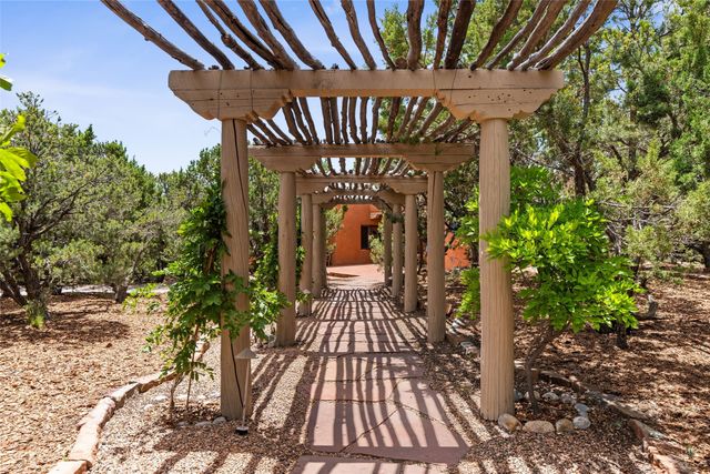 61 Calle San Martin, Santa Fe, NM 87506