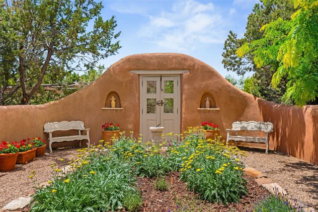 61 Calle San Martin, Santa Fe, NM 87506