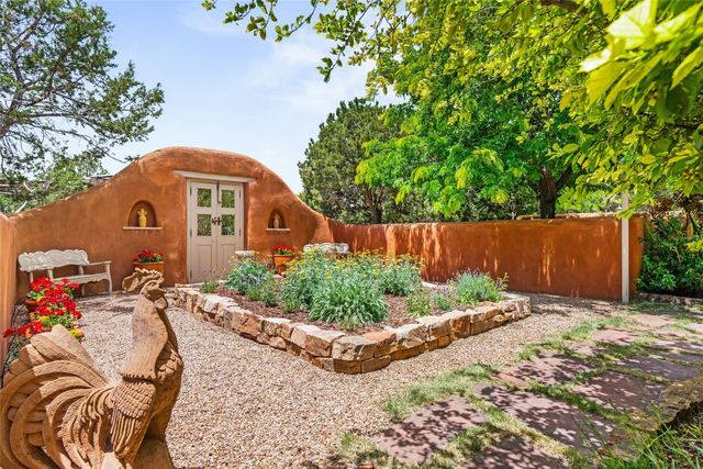 61 Calle San Martin, Santa Fe, NM 87506