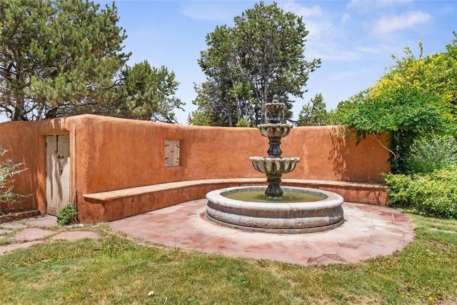 61 Calle San Martin, Santa Fe, NM 87506