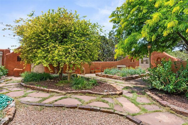 61 Calle San Martin, Santa Fe, NM 87506