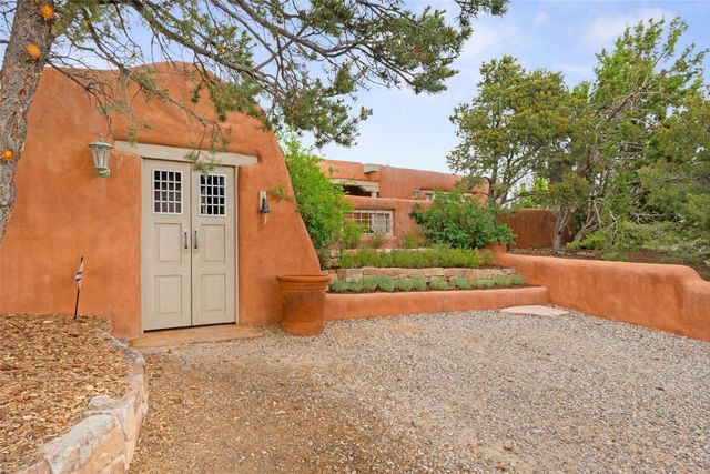 61 Calle San Martin, Santa Fe, NM 87506