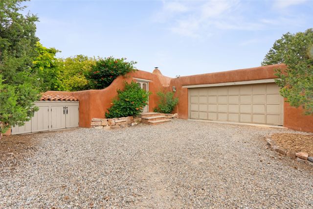 61 Calle San Martin, Santa Fe, NM 87506